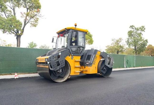 钢轮压路机详解：工作原理与操作技巧