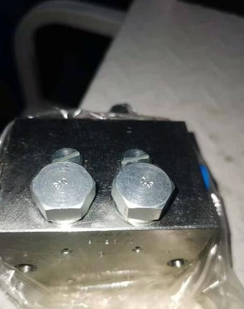 加工中心润滑油系统报警与冲床黄油分配阀问题解析