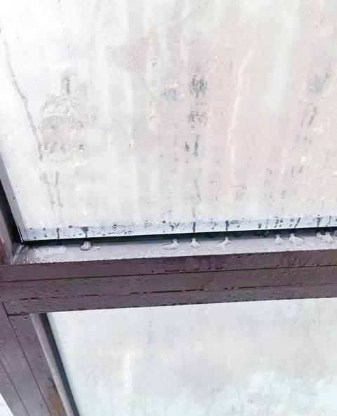 窗户冷凝水成因解析与防治攻略
