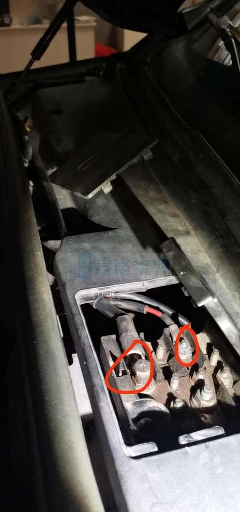 电瓶正负极接反：后果严重，正确连接至关重要