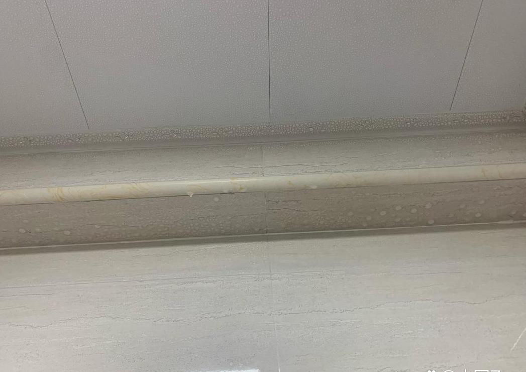 回南天客厅地板潮湿？揭秘原因及应对方法