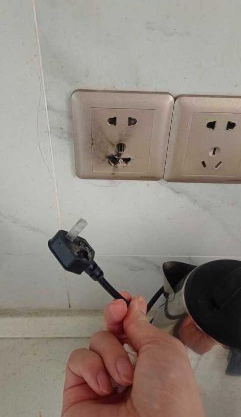 家庭用电安全：插座接线错误与跳闸原因解析