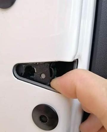 冬天汽车门锁冻住怎么办？解锁技巧大揭秘