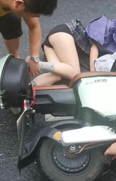 骑电车自己刹车急摔倒