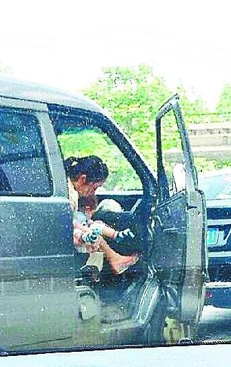 抱孩子坐副驾驶：罚款还是扣分？法律解析