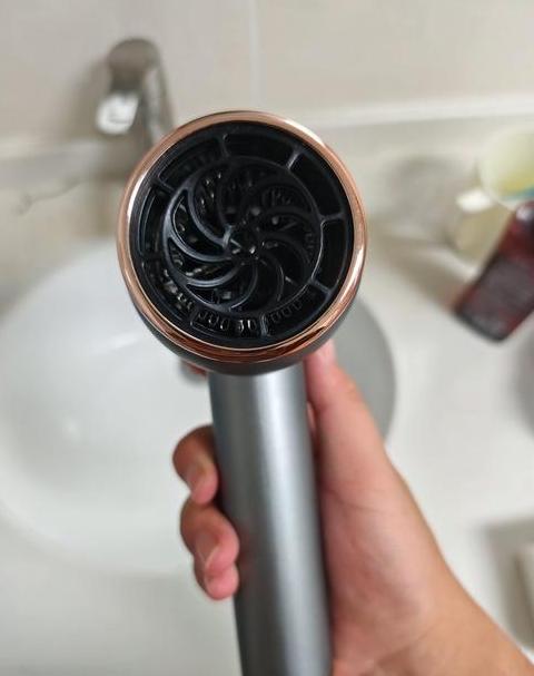 美的空调扇吹热风不吹冷风怎么办？故障还是正常现象？