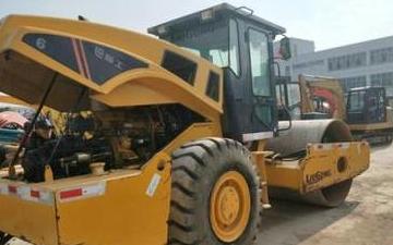 柳工622压路机齿轮油加注量及启动熄火原因解析