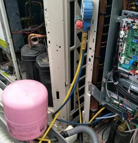 空调压缩机冒热气，原因！