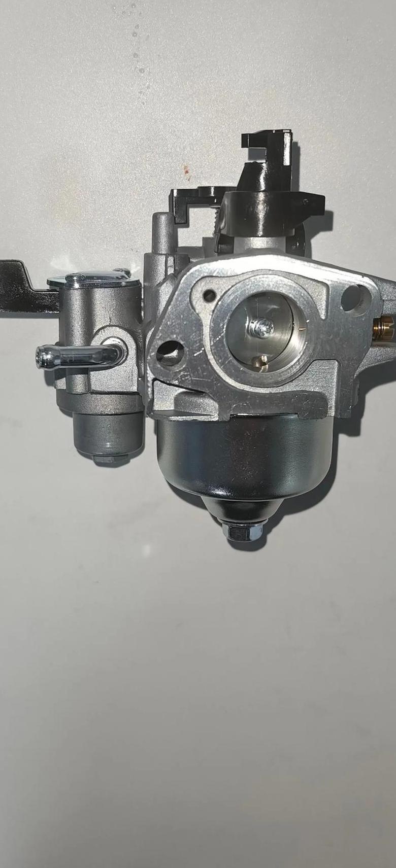 化油器管道功能解析：溢流管与油箱排水管详解