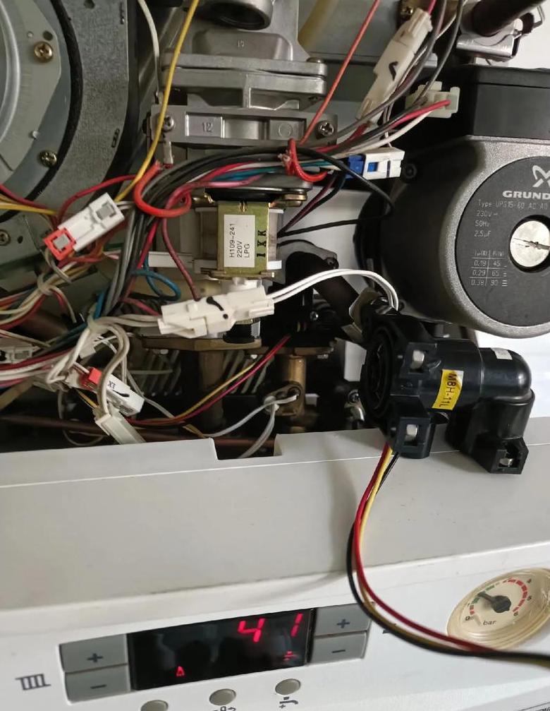 壁挂炉膨胀水箱工作原理详解与维修技巧