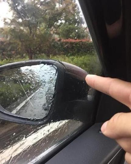 汽车玻璃防雨小窍门，告别雨水困扰